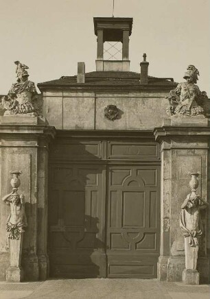 Dresden, Marcolini-Palais : Dresden. Marcolini-Palais. Portal an der Straßenseite