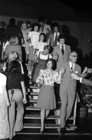 24. Tagung 1974 Chemiker; Studentenabend mit den Nobelpreisträgern: Polonaise Damenreihe, angeführt von Graf Lennart Bernadotte