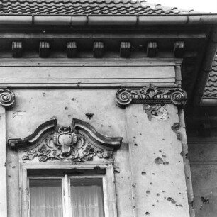 Prötzel, Am Park 1. Schloss Prötzel (1712/1717, A. Schlüter; 1859 Umbau, F. A. Stüler; 1924 Umbau). Hofseite. Mittelrisalit. Detail: Fensterbekrönung (Obergeschoss, rechtes Fenster) und Gesimsstreifen (Teilansicht)