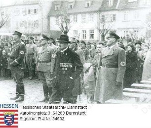 Dieburg, 1940 März 10 / Heldengedenktag, hier: Gruppenaufnahme, u. a. Landrat [Karl Walter] Meisel (1882-1945), 2. v. r., und Bürgermeister [Peter] Diehl (* 1897)