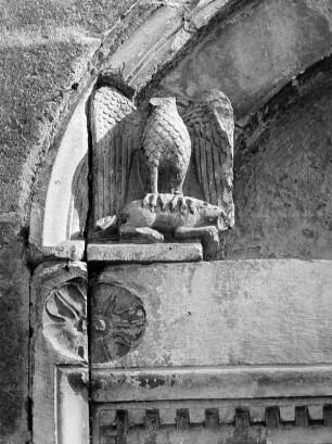 Spoleto. San Pietro (1101/1300, Umgestaltung 1601/1700). Fassadendetail mit Adlerplastik