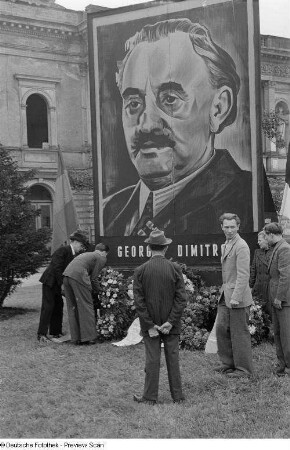 Ehrenwache und Kranzniederlegung vor Dimitroff-Bildnis