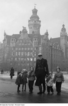 Ein Verkehrspolizist führt eine Gruppe von Kindern über die Straße