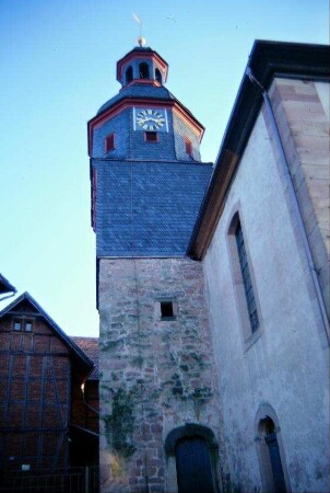 Turm der Kirche und Übergang zum Langhaus