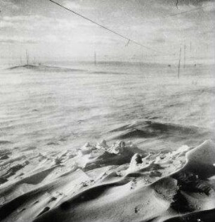 Mittelabschnitt, Russland 1942/43 wenn der Wind weht, versinkt die Landschaft in grauem Brei, Stangen der Fernsprech-Leitungen und Erhebungen von Erdbunkern sind einzige Markierung