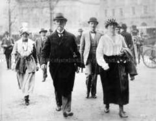 Ministerpräsident Scheidemann und Frau auf dem Weg zur Nationalversammlung in Berlin