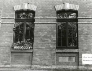 Markneukirchen, Lutherplatz 6. Wohnhaus (um 1890). Erdgeschoßfenster