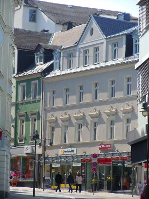 Hof - Geschäftshäuser : Geschäftsstraße mit sanierten Häusern. Aufgenommen am 28. März 2012 in der Innenstadt von Hof