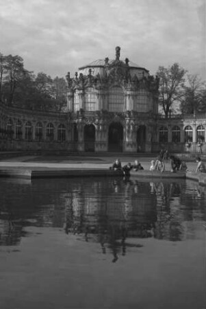 Dresden: Zwinger, Westbau, Vordergrund Spiegelung im Teich