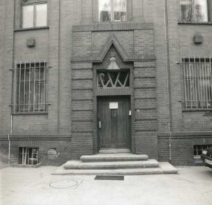 Calau, Karl-Marx-Straße 130. Verwaltungsgebäude (Polizeibehörde, sogenanntes Kreishaus. 1924/1926; Thiede). Portal auf der Hofseite
