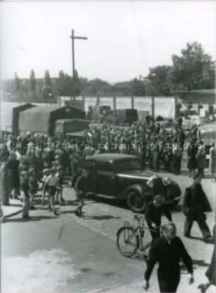 Begrüßung der ersten westdeutsche Lastwagen zum Ende der Blockade