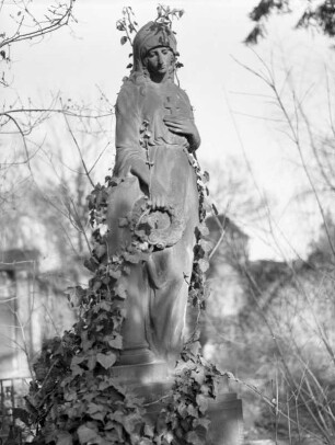 Grabmal der Familien Günther und Keller : Grabmal der Familien Günther und Keller. Sandstein (um 1918). Dresden-Kaditz, Mittlerer Friedhof (sogenannter Franzosenfriedhof)