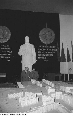Zwei Besucher vor dem Modell der Stalinallee in Berlin