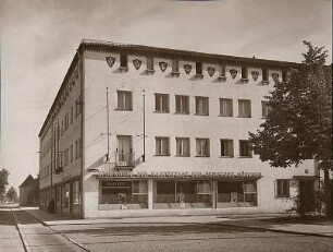Gsaenger, Gustav; Allach, Amberg, Großhadern, Kempten, Braunschweig, München, Friedrichshafen, Berchtesgaden, Erlangen u.a.; Großes Fotoalbum mit unterschiedlichen Bauprojekten - Geschäfts - und Wohnblock Grauendorfer Romanplatz München