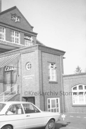 Grabauer Straße 18 [heute Olivet-Allee 18]: Teilansicht: Anbau mit Eingang, Inschrift Hauswirtschaftliche Berufsschule