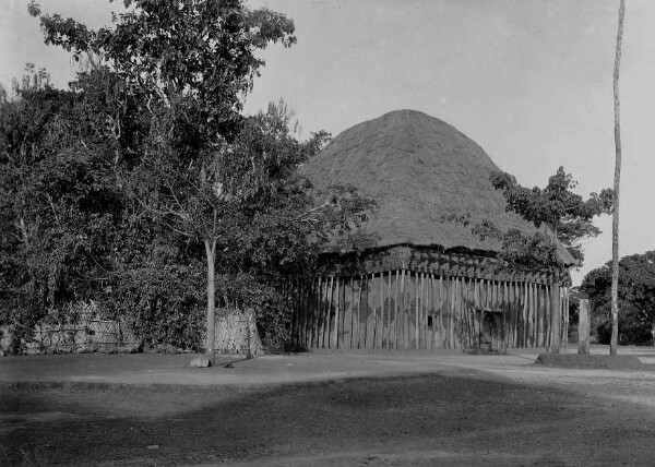 Teil des Marktes mit Kapelle