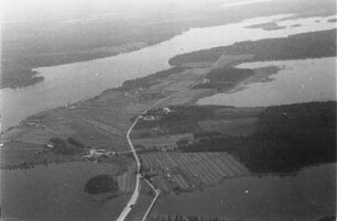 Luftbildaufnahme einer Kulturlandschaft : Landschaft mit Seen und landwirtschaftlichen Nutzflächen.
