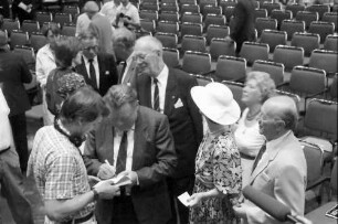 36. Tagung 1986 Chemiker; Eröffnung 30.6.1986: Strauß signiert, dahinter Graf Lennart Bernadotte, rechts: Gräfin Sonja Bernadotte, E. v. Khuon