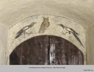 Ausgestaltung der Camera del Podestà : Ostwand, Archivolte des Eingangs: Zwei Elstern und eine Eule