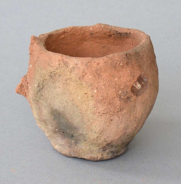 Clay vessel with handle