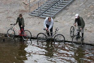 Prag - Radfahrer an der Moldau : Radfahrer waschen ihre Räder in der Moldau. Aufgenommen 2004 in Prag