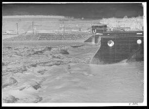 Staustufe Ottendorf. Durchfluss durch das Wehr bei mittlerem Hochwasser. Q = ungefähr 360 cbm. Rechte Klappe auf 2,5° gesenkt. Vom Kraftwerkstrennpfeiler aus gesehen. Schweinfurter Pegel = 328 cm.