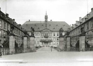 Fulda, Residenzschloss : Fulda. Residenzschloss. Blick über den Ehrenhof von Westen