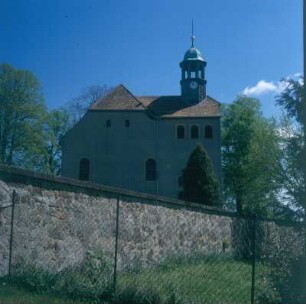 Dorfkirche. Ansicht von Westen mit Friedhofsmauer