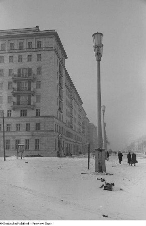 Blick auf Neubauten der Stalinallee (heutige Karl-Marx-Allee)