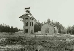 Tschechien, Jeleni (Hirschenstand), Schachtanlage mit zerstörtem Förderturm, Grube Gottes Segen