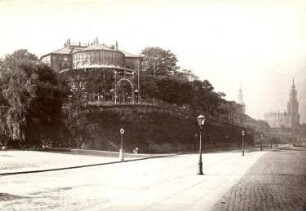 Dresden. Brühlsche Terrasse mit 4. Belvedere : Dresden-Altstadt. Brühlsche Terrasse mit Restaurant "Belvedere" (1842; O. von Wolframsdorf). Blick entlang Terrassenufer (angelegt um 1820) nach West-Südwesten gegen Schloßturm und Hofkirche