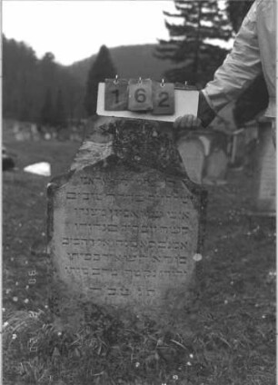 Grabstein 162 (Index: 100009028) Zustand: Giebelfeld zum größten Teil abgebröckelt Maße HxBxT: 93x56x11 cm: Grabstein 162