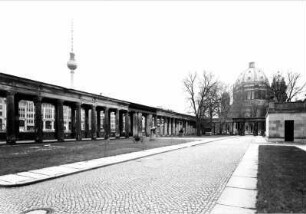 Kolonnaden auf der Museumsinsel mit Blick auf den Fernsehturm und den Berliner Dom