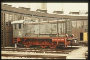 Lokomotive "RCT 36629" vor dem Lokschuppen