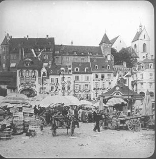 Basel. Barfüsserplatz. Wochenmarkt mit Marktständen. Blick zur Leonhardskirche