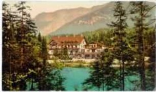 Gasthof an einem Bergsee in den Alpen