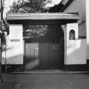 Sachteile: Madonna mit Kind und Hofeinfahrt; Flörsheim, Schloßstraße 6