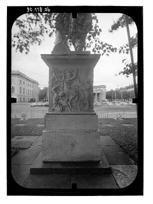 Berlin-Mitte, Unter den Linden. Denkmal Gerhard von Scharnhorsts (1819-1822; K. F. Schinkel, 1822-1855; C. D. Rauch). Sockel