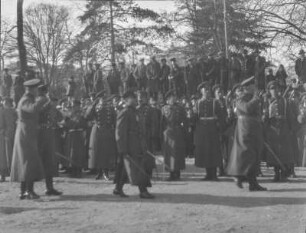 Umzug : Umzug mehrerer Personen in militärischer Kleidung.