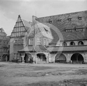 Rathaus Löwenberg mit Markthallen