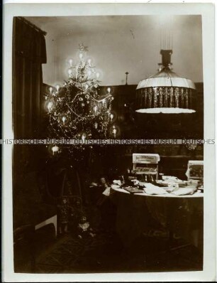 Gabentisch und Weihnachtsbaum