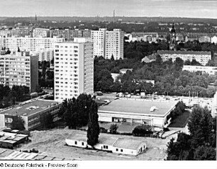 Dresden. Panorama-Aufnahme 5 vom Baukran am Fetscherplatz. Blick über Dürerstraße mit Punkthochhäusern, 52. Grundschule Thomaestraße und Trinitatisplatz mit Trinitatiskirche nach Nord-Nordwesten gegen Turm der Martin-Luther-Kirche