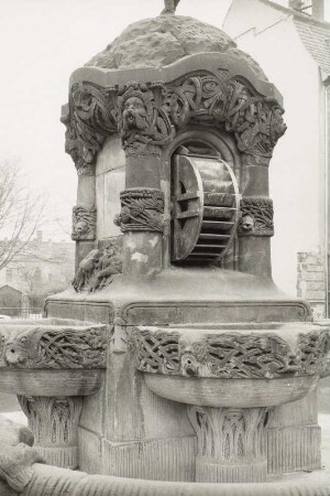 Dresden-Plauen, F.-C.-Weißkopf-Platz. Müllerbrunnen (bez. 1902; R. Henze, W. Lossow, H. Viehweger). Kleine Becken und Mühlrad