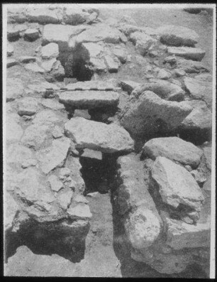 Tell el-mutesellim [Megiddo], Wasserleitung in Haus, Stratum I