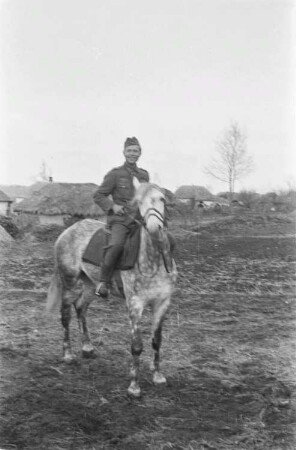 Zweiter Weltkrieg. Zur Einquartierung. Sowjetunion. Angehöriger der deutschen Wehrmacht zu Pferde