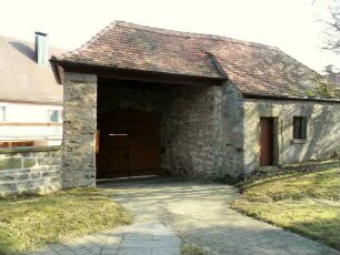 Kirchhof im Norden-Torhaus - ehemaliges Kammertor (Innenbogen abgetragen - ebenso Obergeschoß mit Wehrplattform - Außenbogen und Zangenmauern erhalten)