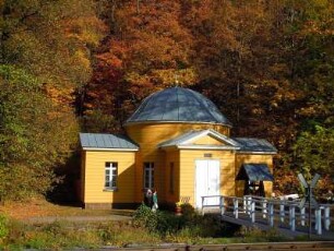 Klassizistische Kapelle im Selketal : Das Tal des kleinen Flusses Selke im Unterharz ist ein beliebtes Wandergebiet. Aufgenommen an einem sonnigen Herbsttag, am 21. Oktober 2012, bei Alexisbad
