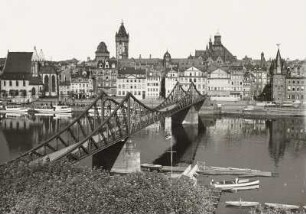 Frankfurt am Main, Eiserner Steg : Frankfurt am Main. Eiserner Steg (Fußgängerbrücke über den Main). Blick vom linken Mainufer nach Nordnordwest gegen die Altstadt