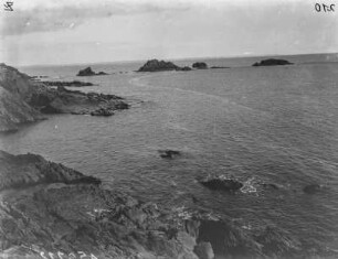 An der Küste : Blick zu der Küste vorgelagerten Felsen in Richtung der Halbinsel Crozon.