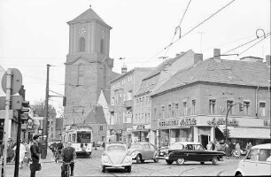 Berlin; Spandau: Karl Schurz Straße - Ecke Marktplatz mit Turm der Nicolaikirche